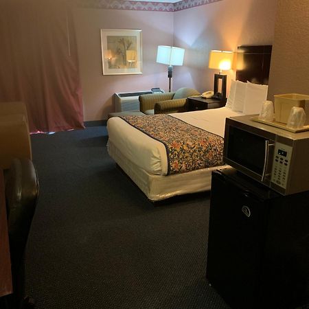 Lincoln Inn Express Hotel And Suites Oklahoma City Exterior photo