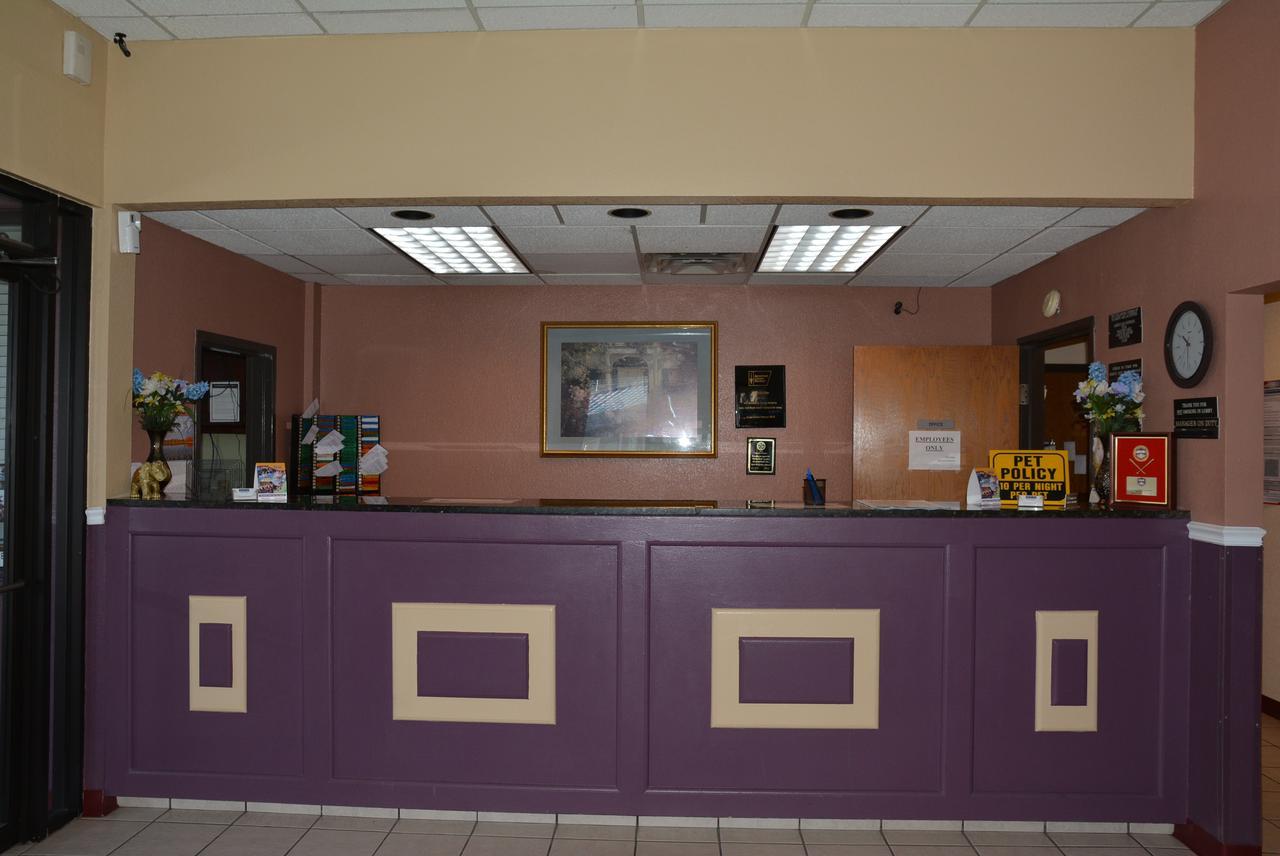 Lincoln Inn Express Hotel And Suites Oklahoma City Exterior photo
