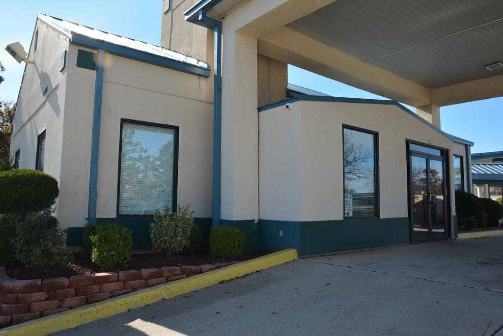 Lincoln Inn Express Hotel And Suites Oklahoma City Exterior photo