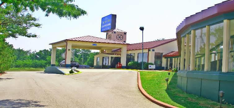 Lincoln Inn Express Hotel And Suites Oklahoma City Exterior photo